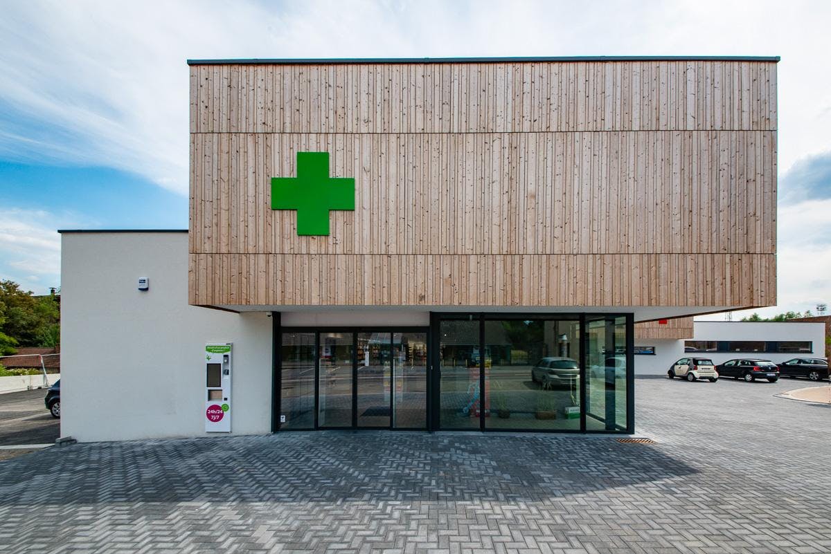 Vue d'une pharmacie après aménagement extérieur et habillage de façade par ArchiPharma
