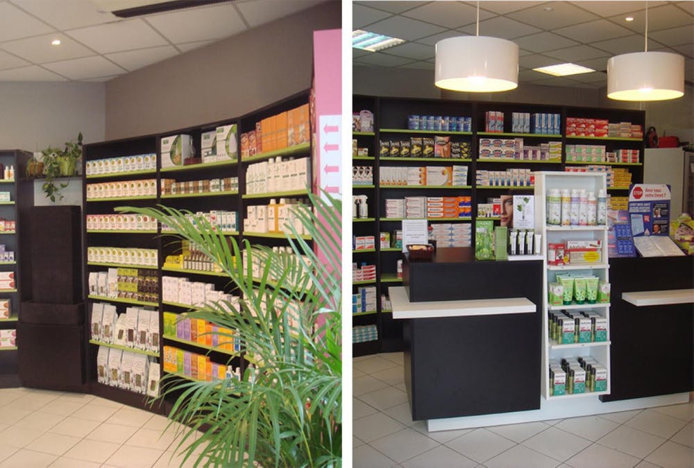 Vue des rangements sur-mesure aménagés dans la pharmacie par ArchiPharma