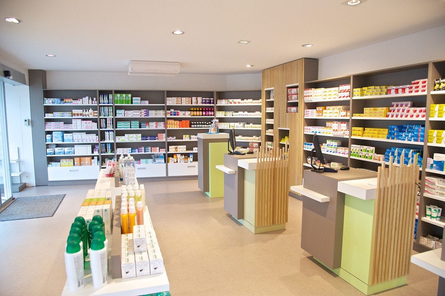 photo intérieur pharmacie rénovée par ArchiPharma Lyon-Ouest