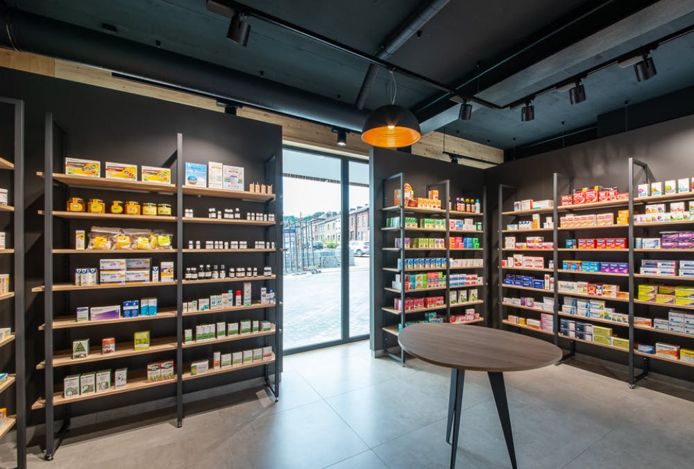 Vue d'une pharmacie aménagée dans le style industriel par ArchiPharma vue entrée